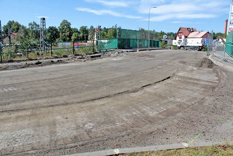 Výstavba okružní křižovatky u benešovské sokolovny.