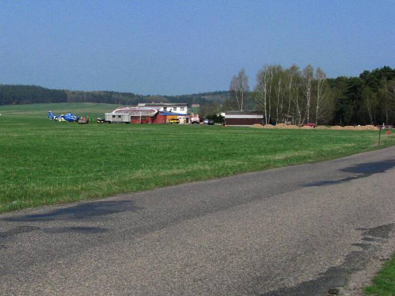 V pátek 10. dubna krátce po 9. hodině na letišti v Radošovicích havaroval pilot motorového padákového kluzáku, jenž spadl na střechu hangáru. Těžce zraněného muže transportoval do pražské nemocnice vrtulník Letecké záchranné služby