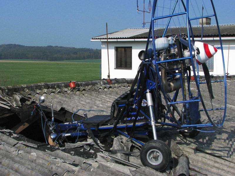 V pátek 10. dubna krátce po 9. hodině na letišti v Radošovicích havaroval pilot motorového padákového kluzáku, jenž spadl na střechu hangáru. Těžce zraněného muže transportoval do pražské nemocnice vrtulník Letecké záchranné služby