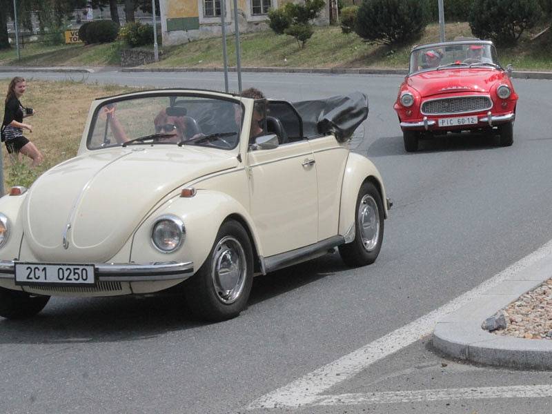 Historická vozidla začala na votické Komenského náměstí najíždět v sobotu po půl dvanácté.