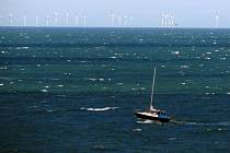 Větrný park v Severním moři je z pobřeží severovýchodní Anglie vidět na obzoru pouze za ideálního počasí.