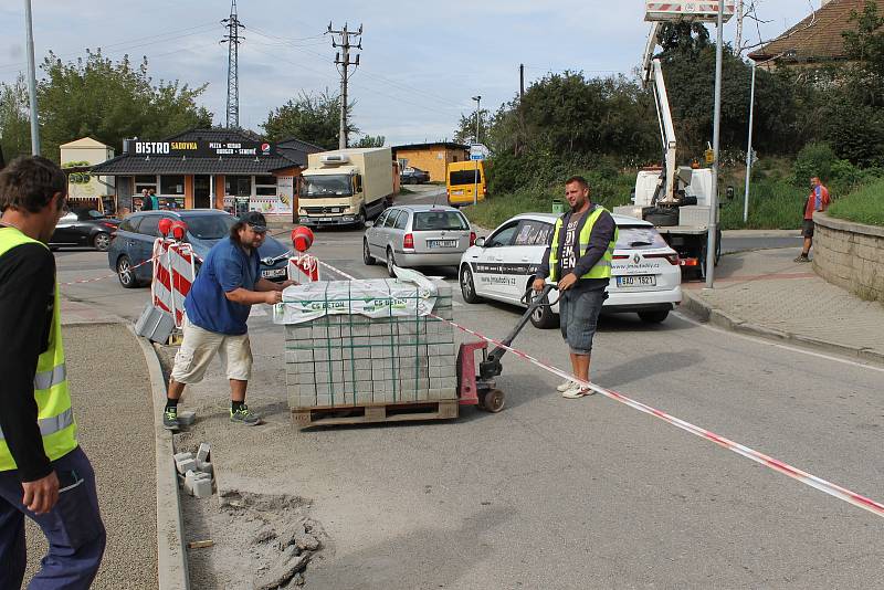 Stavba chodníku od týneckého železničního přejezdu k novému dopravnímu terminálu v pátek 6. září 2019.