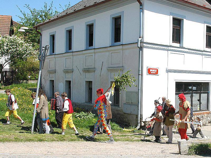 Staročeské máje v Choceradech.