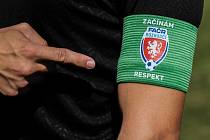 Zelená páska označuje začínající rozhodčí. Od projektu se slibuje větší respekt vůči nim.
