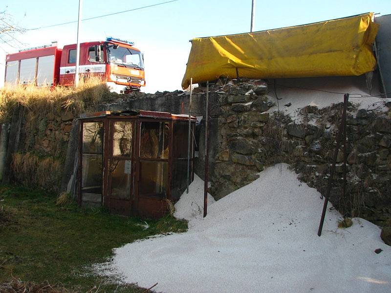 Při převrácení Liazu se vysypal náklad granulátu hnojiva a došlo k úniku nafty. 