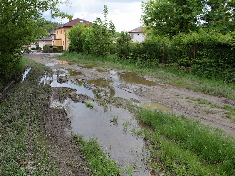 Udržet vodu v městské krajině pomůže v Týnci nad Sázavou výstavba tůněk na strouze mezi garážemi a ulicí K Zeleným vratům.