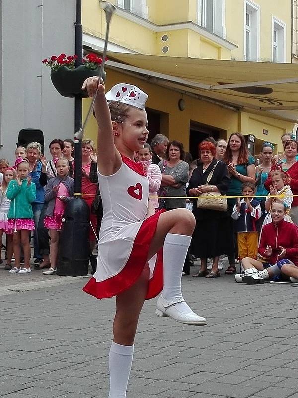 Na pódiu pražské Lucerny „utrpěly“ oba soubory Benešovských koťat úspěch, s nímž se pochlubily   v Benešově při prezentaci „Ukážem, co dokážem.“  