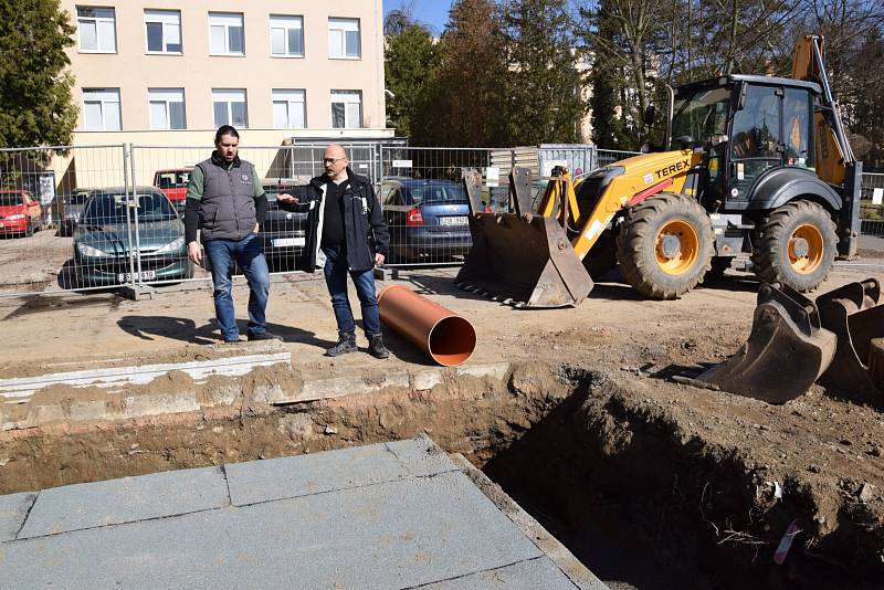 Důležitá oprava havarijního stavu střechy výměníkové stanice číslo 1 je letos první dokončenou investicí v Nemocnici Rudolfa a Stefanie. Foto: Petr Ballek