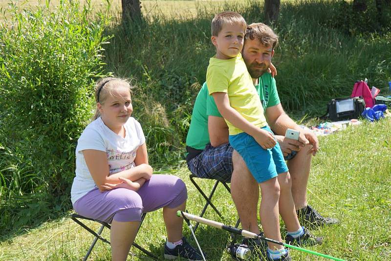 Dětských rybářských závodu na nádrži Záhorská se zúčastnilo přes třicet malých nadšenců do rybolovu.