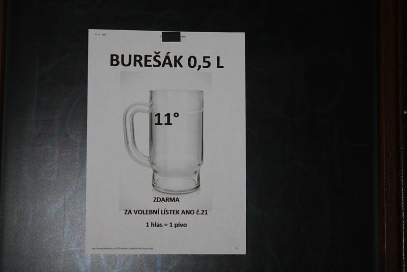 V domašínské hospůdce rozhodnutým voličům dávají pivo zdarma.