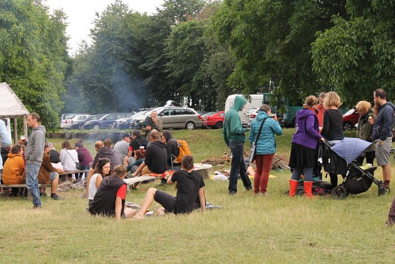 VlčkoviceFest stále pokračuje. Teprve až v neděli ráno se přítomní rozloučí bohoslužbou pod širým nebem.