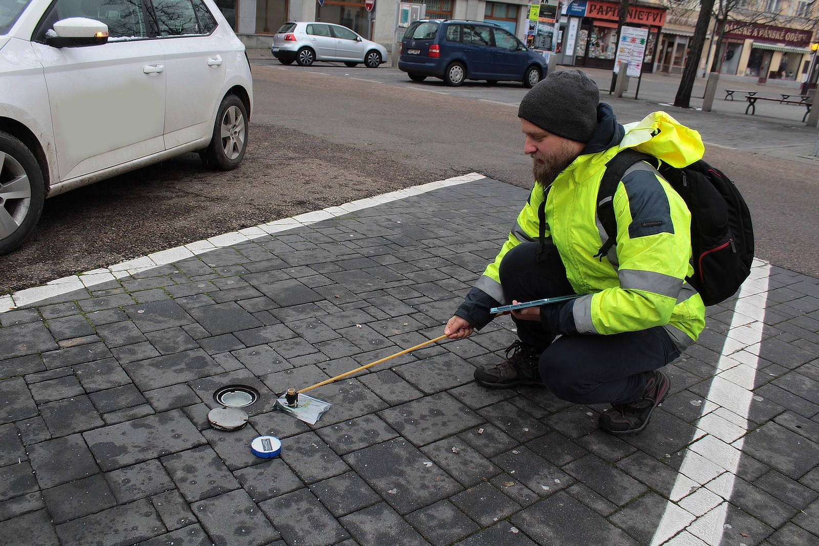 Foto: V centru Benešova vyměňovali parkovací čipy. Došlo i na hádky s  řidiči - Benešovský deník