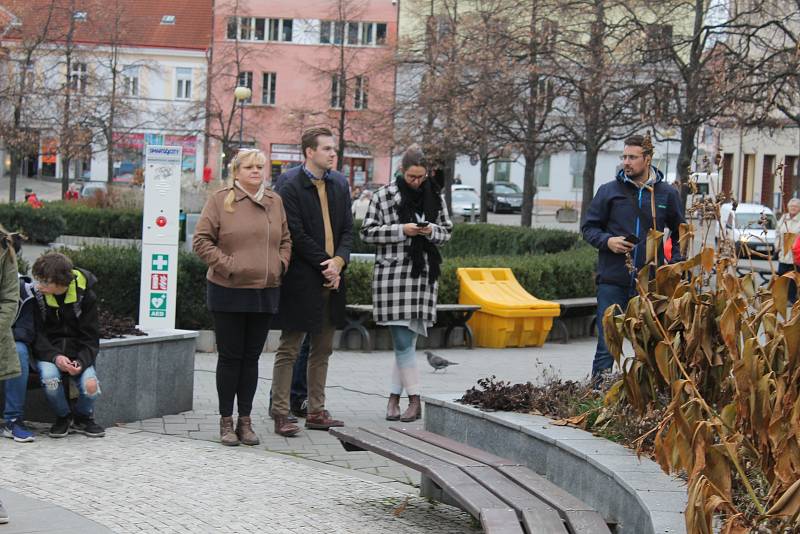 Z vernisáže panelové výstavy 'Tenkrát před 30 lety' na Masarykově náměstí v Benešově.