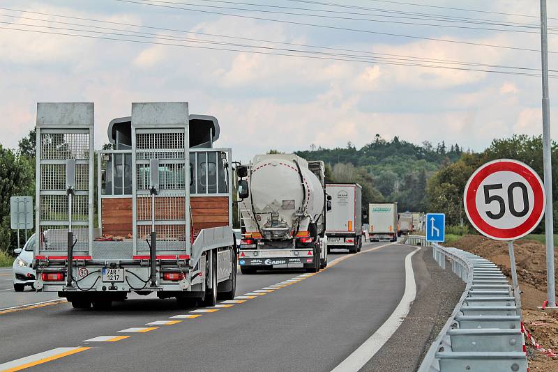 Z výstavby okružní křižovatky na Červených Vršcích v Benešově.