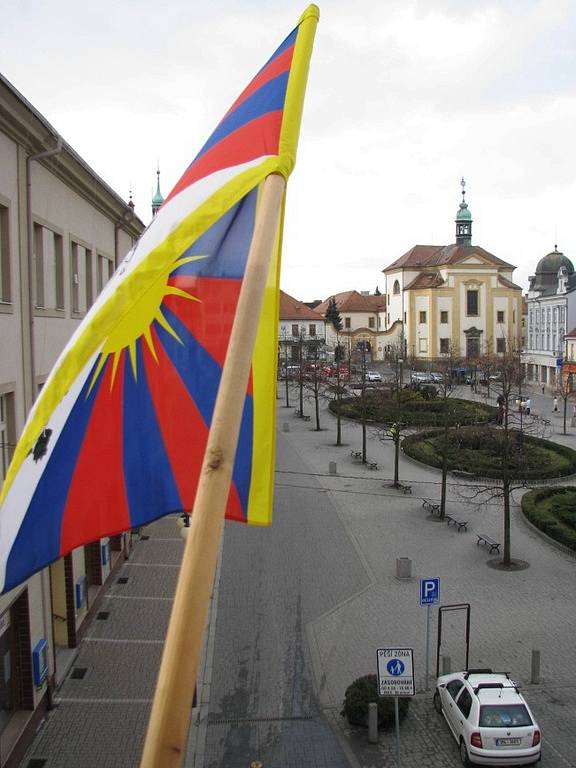 Především na radnicích, ale také na školách či kostelech zavlála vlajka svobodného Tibetu.