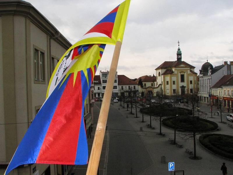 Především na radnicích, ale také na školách či kostelech zavlála vlajka svobodného Tibetu.