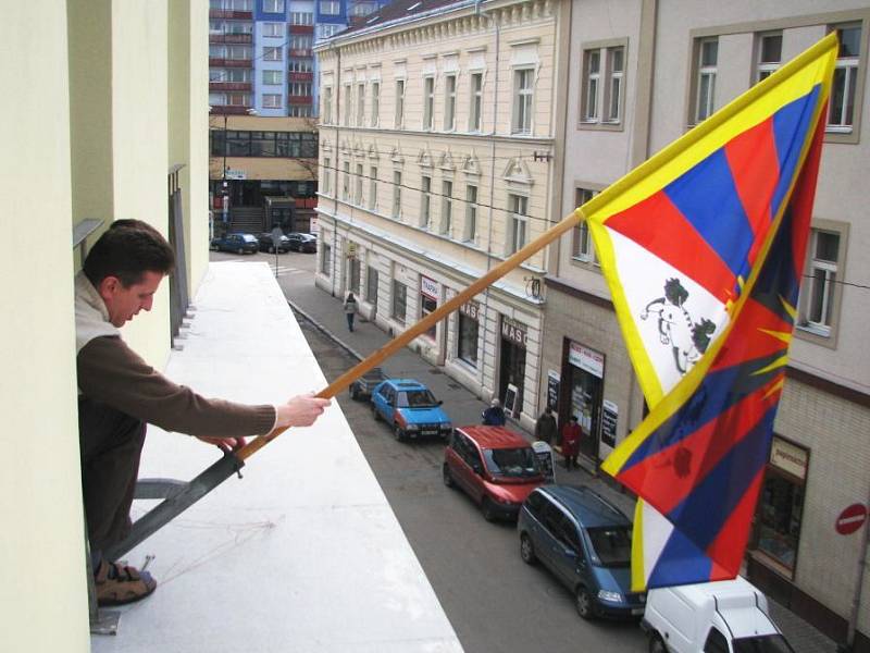 Především na radnicích, ale také na školách či kostelech zavlála vlajka svobodného Tibetu.