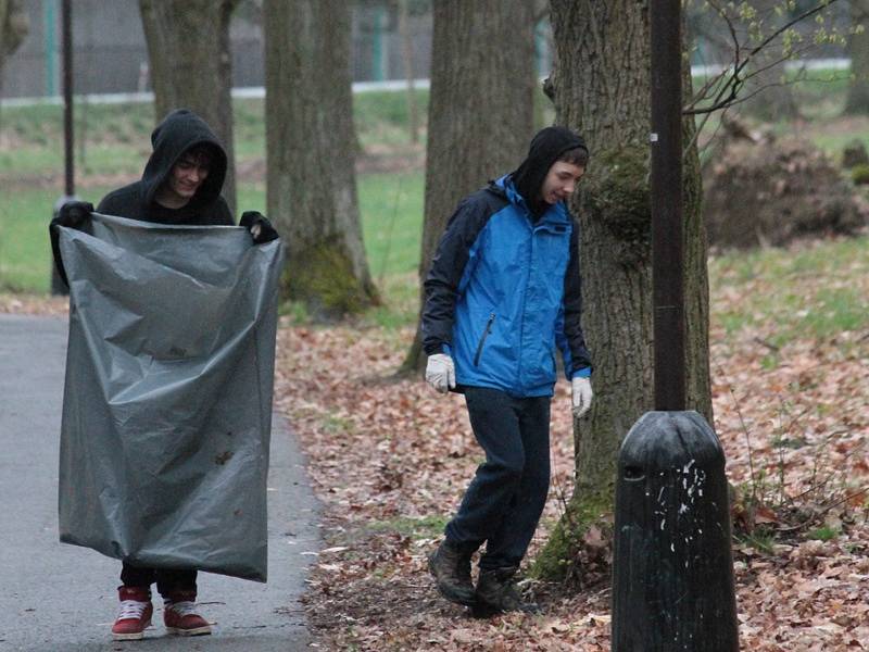 Školáci ze ZŠ Dukelská uklízeli nepořádek v Konopišťském parku.