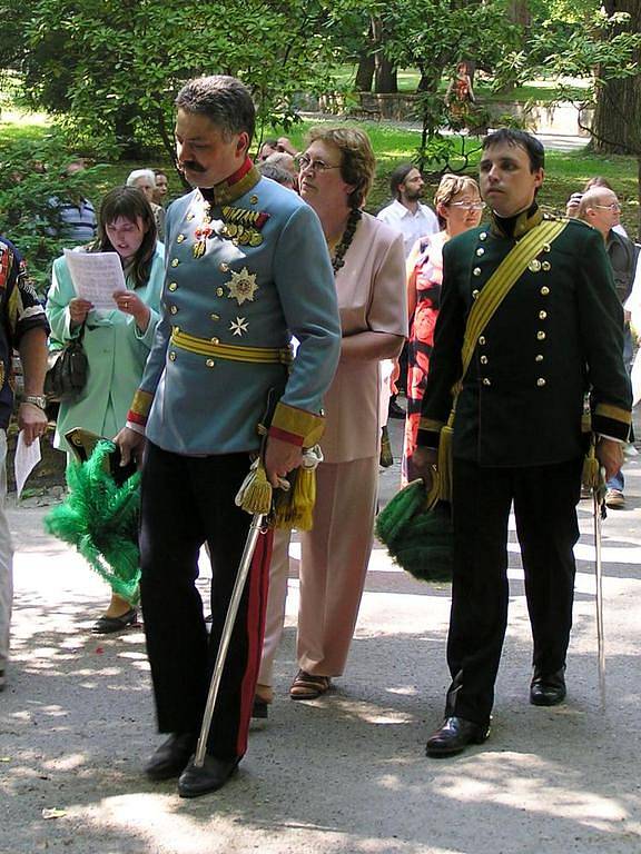 Arcivévoda František (v popředí),  respektive jeho představitel, při znovuobnovené tradici Božího těla loni v červnu