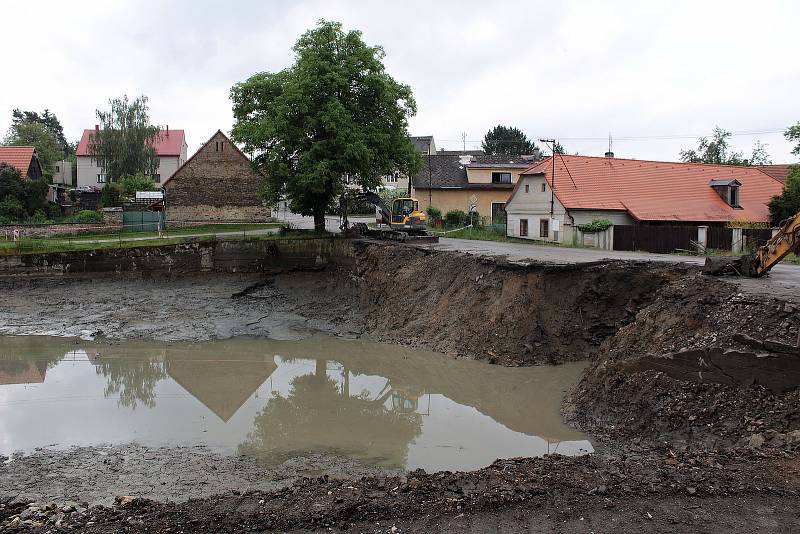 Pivovarský rybník v Louňovicích pod Blaníkem.