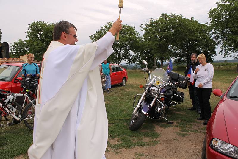 Bohoslužba a žehnání motorovým prostředkům v kostele sv. Jakuba a Filipa na Chvojně.