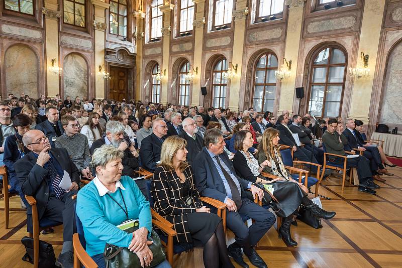 Setkání ve Valdštejnském paláci na pražské Malé Straně připomnělo 80. výročí tragických událostí z období nacistické okupace.