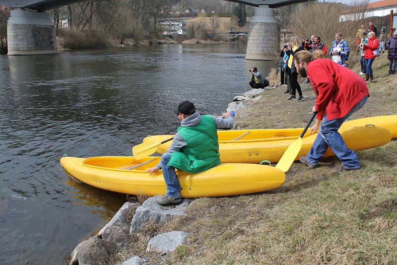 Odemykání řeky v Týnci nad Sázavou v roce 2018.