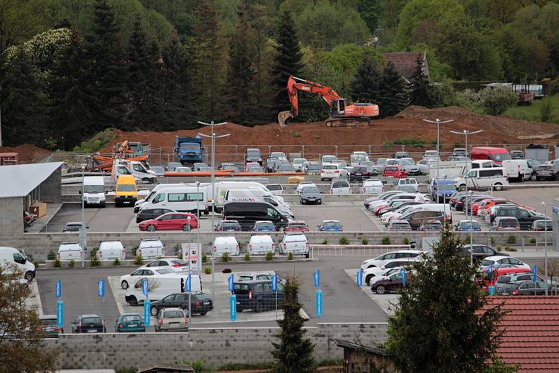 Olbramovice a okolí z dominanty obce, věže kostela Všech svatých.