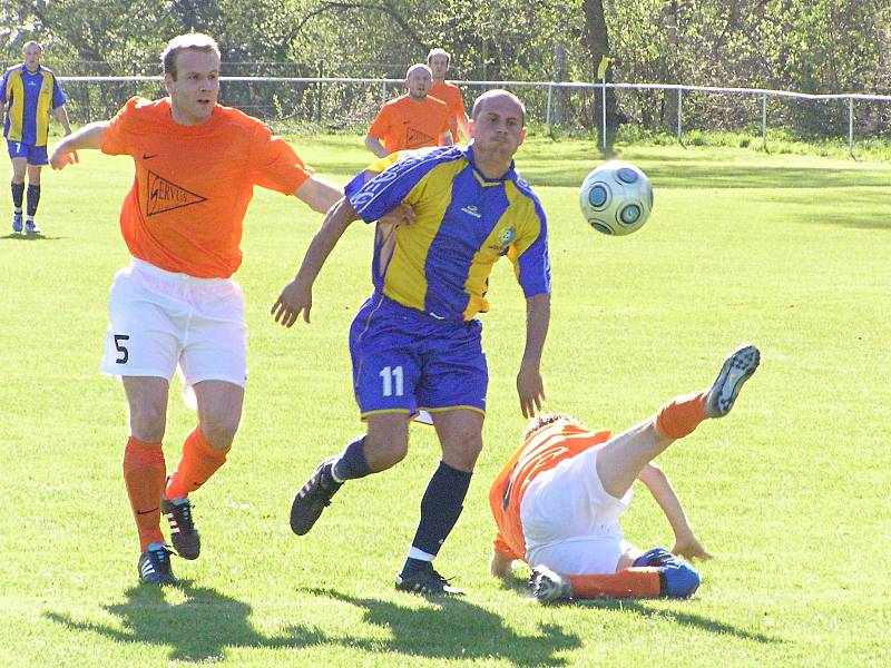 Zdeněk Pekárek (ve žlutomodrém) z Divišova se stal Fotbalistou okresu 2013.