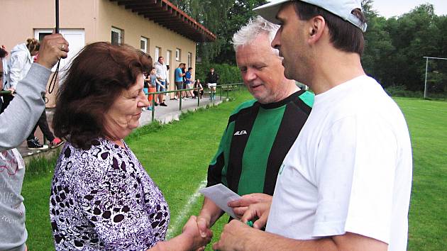 O přestávce posledního zápasu s Přestavlky předali činovníci Sokola Maršovice Jiří Mikolášek (uprostřed) a Michal Hašek vybranou hotovost 16 750 korun mamince Vlasty Vrbovce, Jitce. 