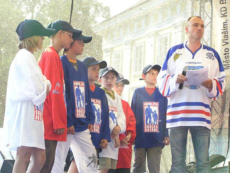 Hokejista Michal Rozsíval přivezl pohár mistrů světa do Vlašimi.