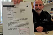 Velitel městské policie Radek Stulík s pochvalným dopisem od ředitele Nemocnice Rudolfa a Stefanie v Benešově.
