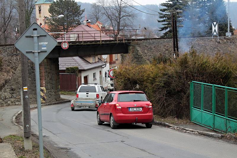 Podjezd pod železnicí při příjezdu od dálnice D1 do Sázavy. Pohled z  ulice Na Důlích.