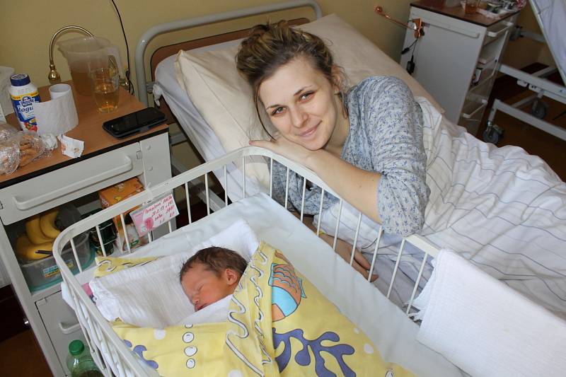 Do Uhlířských Janovic si svoji prvorozenou dcerku odvezou šťastní rodiče Iveta Faitlová a Martin Vomel. Malá Adéla Vomelová se v benešovské nemocnici narodila 28. února v 8.43. Vážila 2990 gramů.