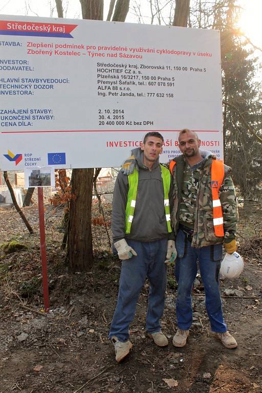 Stavba lávky ve Zbořeném Kostelci.