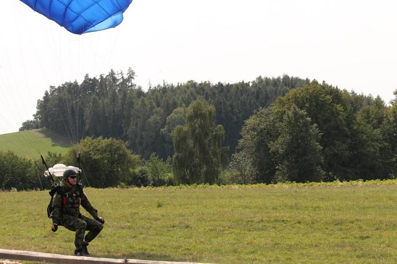 Zajímavý byl jak seskok z vrtulníku v podání vojáků, tak i přehlídka dobových polních táborů.