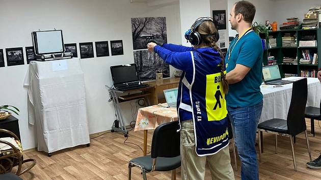 Ze závodu v simulované zvukové střelbě pro nevidomé a slabozraké v prostorách POSEZu v Benešově.