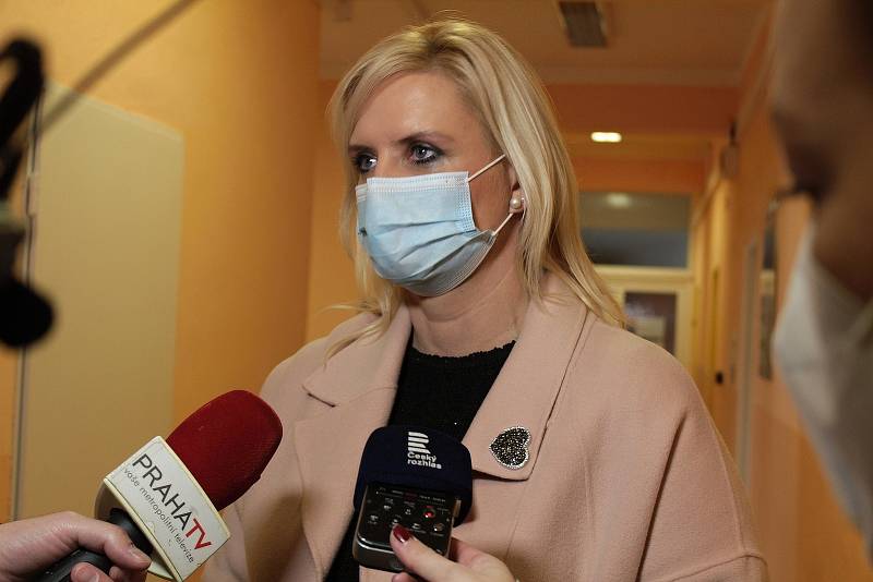 Hejtmanka Petra Pecková při prvním očkování proti covidu-19 ve středních Čechách v benešovské Nemocnici Rudolfa a Stefanie.