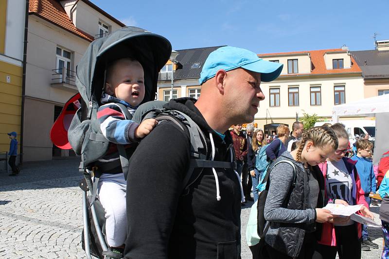 Po cestě byla startovná stanoviště pro turisty, kteří bydleli podél trasy, na Benešovsku to bylo v Týnci nad Sázavou, ve Voticích a také v Miličíně vyšli vozíčkáři a zdravotně hendikepovaní.