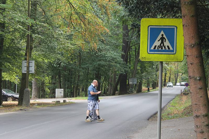 Silnici v Konopišti chybí vodorovné značení.