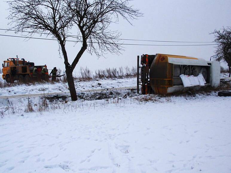 Odtahování nákladního automobilu z dopravní nehody u Tvoršovic