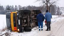 Odtahování nákladního automobilu z dopravní nehody u Tvoršovic