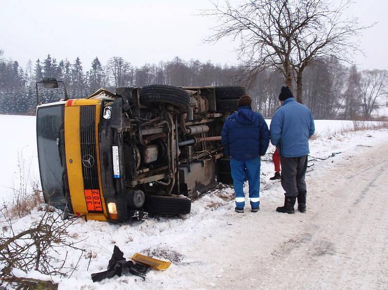 Odtahování nákladního automobilu z dopravní nehody u Tvoršovic