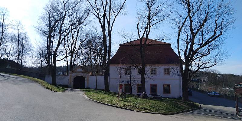 Hotel, Kulturní dům Metaz nebo Společenské centrum Týnec. Pokaždé však jde tentýž dominantní objekt nad Masarykovým mostem přes Sázavu.