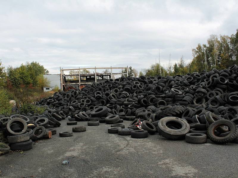 Bývalá továrna na zpracování starých pneumatik u Bělčic 13. října 2021.