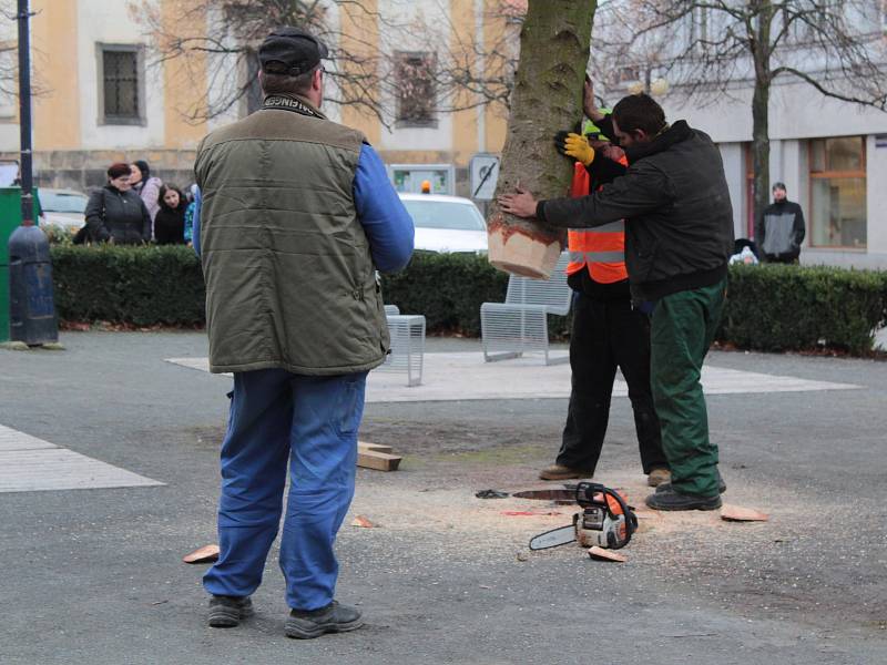 Převoz vánočního stromu na Masarykovo náměstí v Benešově.