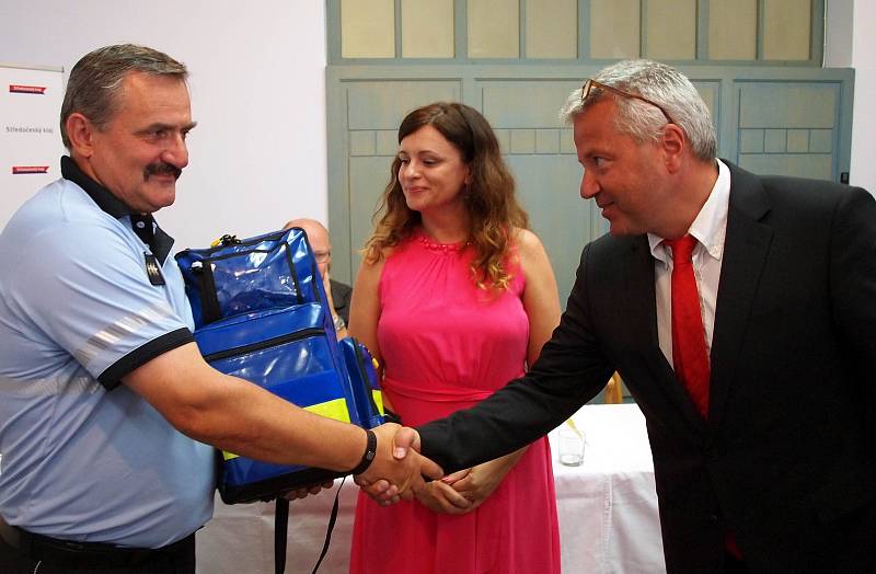 Předávání batohů s defibrilátory policistům.