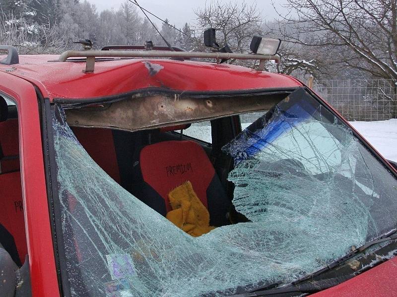 Auto po srážce se srncem. 