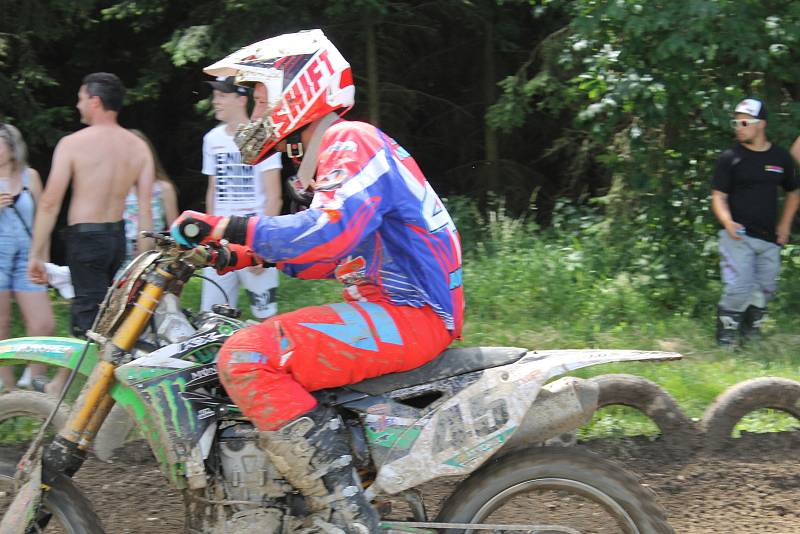 Po rozpravě s jezdci následovaly první a druhé finálové jízdy kategorií hobby MX2, veterán, hobby MX1, 85 ccm, MX2 a MX1.