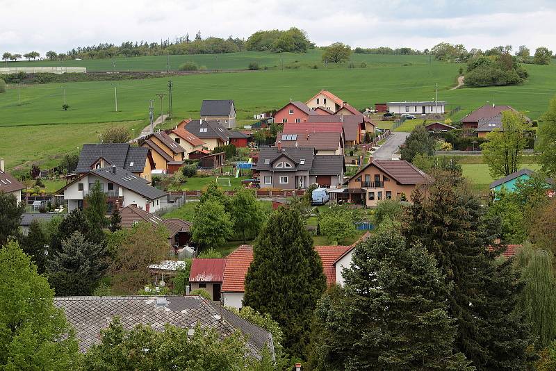 Olbramovice a okolí z dominanty obce, věže kostela Všech svatých.